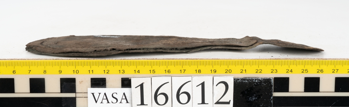 Delar och fragment av två skobottnar till höger- och vänstersko. Totalt 18 delar och fragment.
Sju sulor med kvarsittande tråd. Sulornas längd varierar mellan 220-230 mm, största bredden varierar mellan 65-75 mm, minsta bredden mellan 25-35 mm och hälbredden mellan 45-50 mm. Lädret till sulorna är kraftigt.
Klackar 16612 samt 16612:1 består av vardera fem klacklappar med kvarsittandskopligg. Klacklapparna är spaltade. I materialet finns en löst liggande klacklapp som tillhör klack 16621:1.
Tre delar holtrand med kvarsittande tråd.
Tre fragment från skobotten.