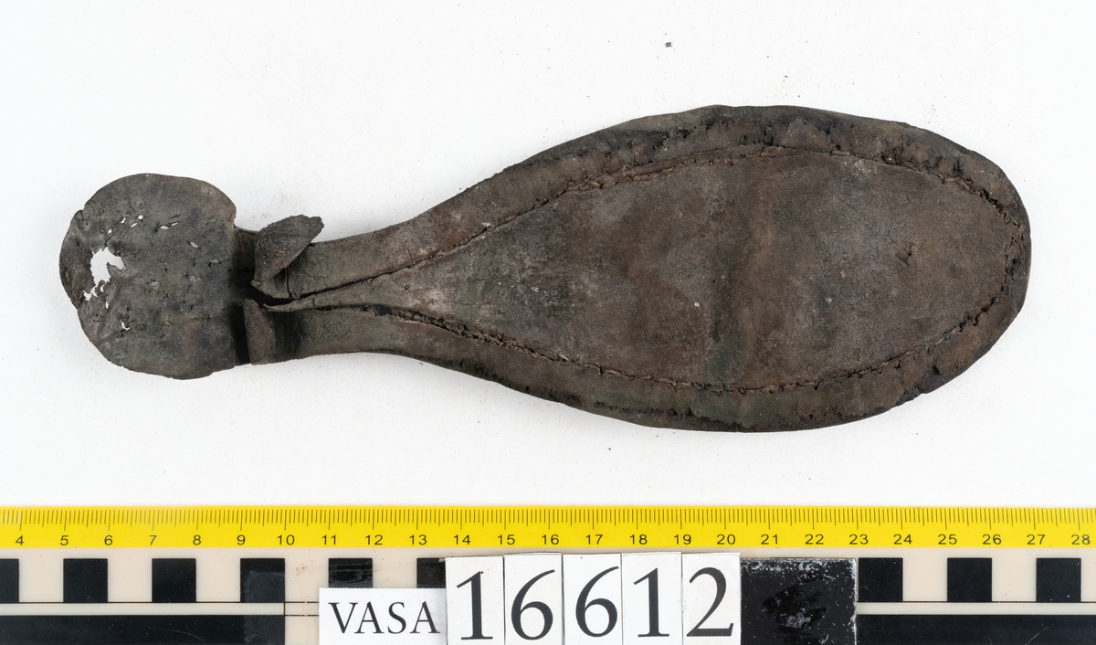 Delar och fragment av två skobottnar till höger- och vänstersko. Totalt 18 delar och fragment.
Sju sulor med kvarsittande tråd. Sulornas längd varierar mellan 220-230 mm, största bredden varierar mellan 65-75 mm, minsta bredden mellan 25-35 mm och hälbredden mellan 45-50 mm. Lädret till sulorna är kraftigt.
Klackar 16612 samt 16612:1 består av vardera fem klacklappar med kvarsittandskopligg. Klacklapparna är spaltade. I materialet finns en löst liggande klacklapp som tillhör klack 16621:1.
Tre delar holtrand med kvarsittande tråd.
Tre fragment från skobotten.