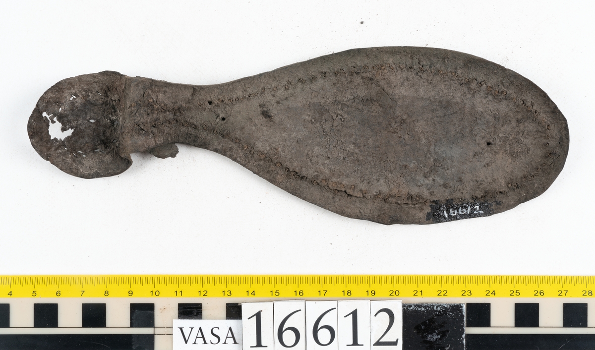 Delar och fragment av två skobottnar till höger- och vänstersko. Totalt 18 delar och fragment.
Sju sulor med kvarsittande tråd. Sulornas längd varierar mellan 220-230 mm, största bredden varierar mellan 65-75 mm, minsta bredden mellan 25-35 mm och hälbredden mellan 45-50 mm. Lädret till sulorna är kraftigt.
Klackar 16612 samt 16612:1 består av vardera fem klacklappar med kvarsittandskopligg. Klacklapparna är spaltade. I materialet finns en löst liggande klacklapp som tillhör klack 16621:1.
Tre delar holtrand med kvarsittande tråd.
Tre fragment från skobotten.