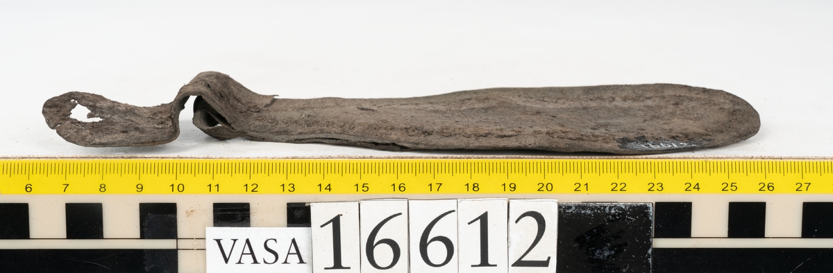 Delar och fragment av två skobottnar till höger- och vänstersko. Totalt 18 delar och fragment.
Sju sulor med kvarsittande tråd. Sulornas längd varierar mellan 220-230 mm, största bredden varierar mellan 65-75 mm, minsta bredden mellan 25-35 mm och hälbredden mellan 45-50 mm. Lädret till sulorna är kraftigt.
Klackar 16612 samt 16612:1 består av vardera fem klacklappar med kvarsittandskopligg. Klacklapparna är spaltade. I materialet finns en löst liggande klacklapp som tillhör klack 16621:1.
Tre delar holtrand med kvarsittande tråd.
Tre fragment från skobotten.