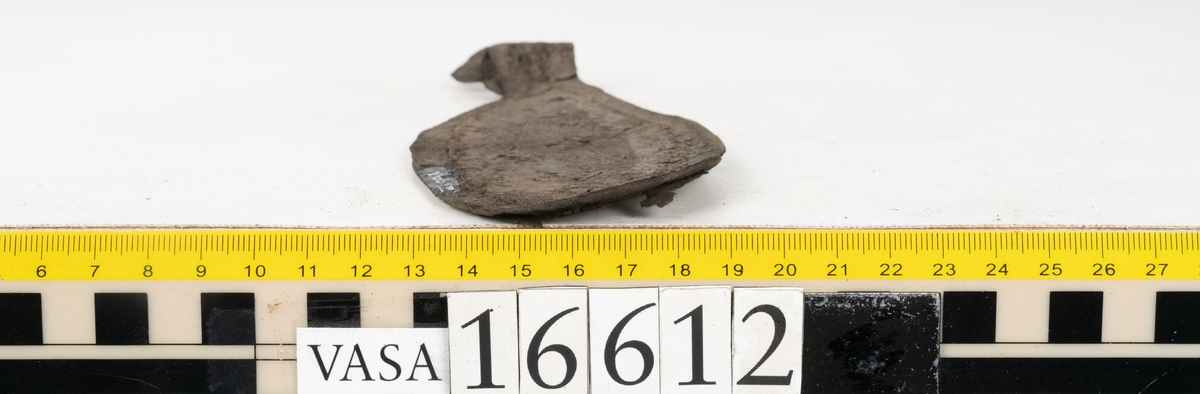 Delar och fragment av två skobottnar till höger- och vänstersko. Totalt 18 delar och fragment.
Sju sulor med kvarsittande tråd. Sulornas längd varierar mellan 220-230 mm, största bredden varierar mellan 65-75 mm, minsta bredden mellan 25-35 mm och hälbredden mellan 45-50 mm. Lädret till sulorna är kraftigt.
Klackar 16612 samt 16612:1 består av vardera fem klacklappar med kvarsittandskopligg. Klacklapparna är spaltade. I materialet finns en löst liggande klacklapp som tillhör klack 16621:1.
Tre delar holtrand med kvarsittande tråd.
Tre fragment från skobotten.