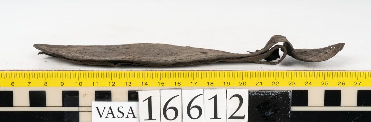 Delar och fragment av två skobottnar till höger- och vänstersko. Totalt 18 delar och fragment.
Sju sulor med kvarsittande tråd. Sulornas längd varierar mellan 220-230 mm, största bredden varierar mellan 65-75 mm, minsta bredden mellan 25-35 mm och hälbredden mellan 45-50 mm. Lädret till sulorna är kraftigt.
Klackar 16612 samt 16612:1 består av vardera fem klacklappar med kvarsittandskopligg. Klacklapparna är spaltade. I materialet finns en löst liggande klacklapp som tillhör klack 16621:1.
Tre delar holtrand med kvarsittande tråd.
Tre fragment från skobotten.