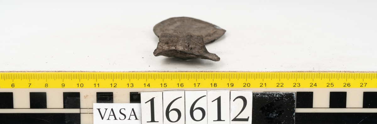 Delar och fragment av två skobottnar till höger- och vänstersko. Totalt 18 delar och fragment.
Sju sulor med kvarsittande tråd. Sulornas längd varierar mellan 220-230 mm, största bredden varierar mellan 65-75 mm, minsta bredden mellan 25-35 mm och hälbredden mellan 45-50 mm. Lädret till sulorna är kraftigt.
Klackar 16612 samt 16612:1 består av vardera fem klacklappar med kvarsittandskopligg. Klacklapparna är spaltade. I materialet finns en löst liggande klacklapp som tillhör klack 16621:1.
Tre delar holtrand med kvarsittande tråd.
Tre fragment från skobotten.