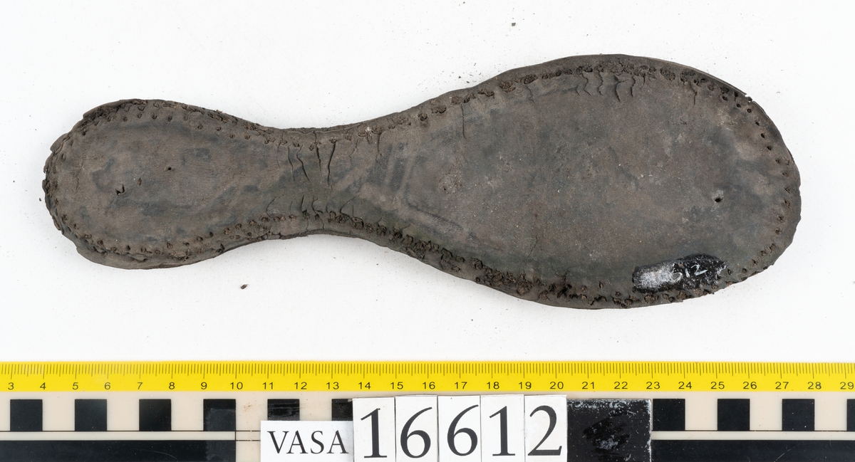 Delar och fragment av två skobottnar till höger- och vänstersko. Totalt 18 delar och fragment.
Sju sulor med kvarsittande tråd. Sulornas längd varierar mellan 220-230 mm, största bredden varierar mellan 65-75 mm, minsta bredden mellan 25-35 mm och hälbredden mellan 45-50 mm. Lädret till sulorna är kraftigt.
Klackar 16612 samt 16612:1 består av vardera fem klacklappar med kvarsittandskopligg. Klacklapparna är spaltade. I materialet finns en löst liggande klacklapp som tillhör klack 16621:1.
Tre delar holtrand med kvarsittande tråd.
Tre fragment från skobotten.
