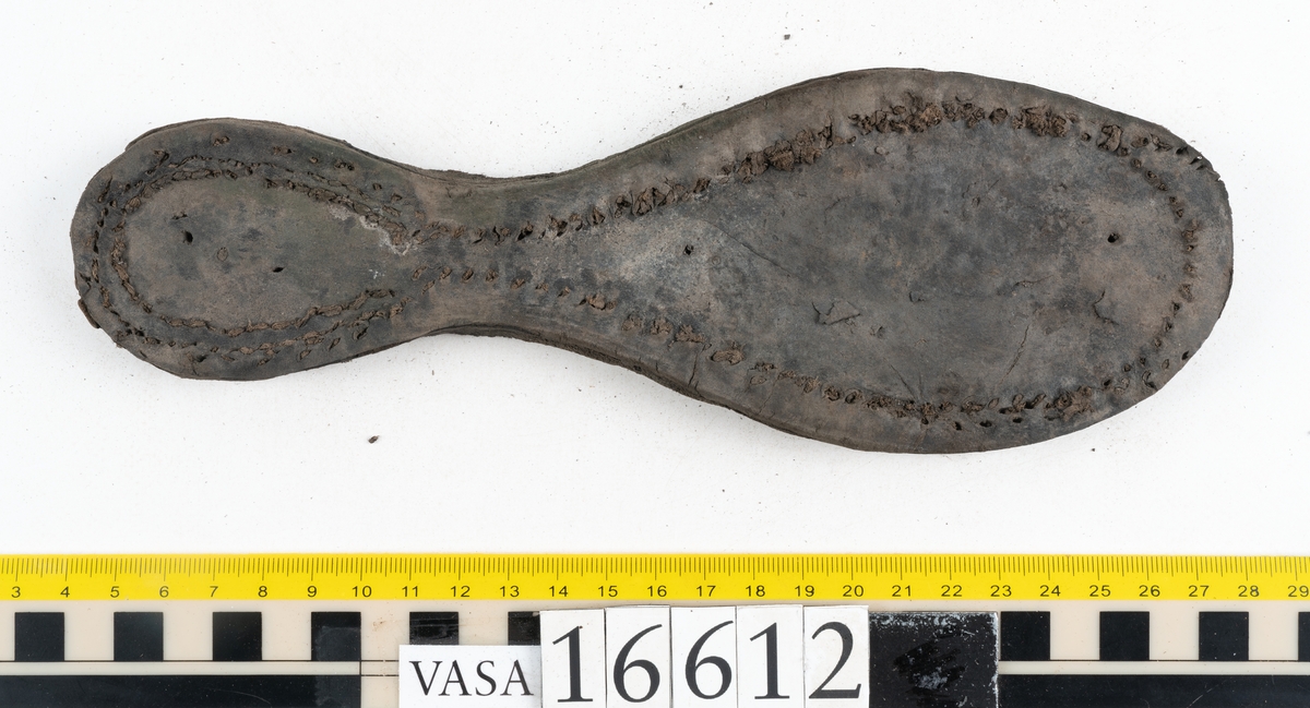 Delar och fragment av två skobottnar till höger- och vänstersko. Totalt 18 delar och fragment.
Sju sulor med kvarsittande tråd. Sulornas längd varierar mellan 220-230 mm, största bredden varierar mellan 65-75 mm, minsta bredden mellan 25-35 mm och hälbredden mellan 45-50 mm. Lädret till sulorna är kraftigt.
Klackar 16612 samt 16612:1 består av vardera fem klacklappar med kvarsittandskopligg. Klacklapparna är spaltade. I materialet finns en löst liggande klacklapp som tillhör klack 16621:1.
Tre delar holtrand med kvarsittande tråd.
Tre fragment från skobotten.