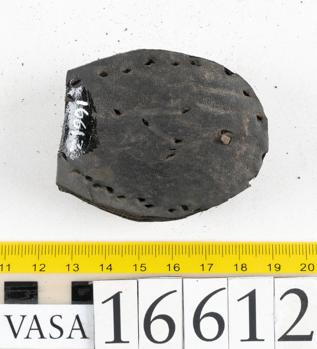 Delar och fragment av två skobottnar till höger- och vänstersko. Totalt 18 delar och fragment.
Sju sulor med kvarsittande tråd. Sulornas längd varierar mellan 220-230 mm, största bredden varierar mellan 65-75 mm, minsta bredden mellan 25-35 mm och hälbredden mellan 45-50 mm. Lädret till sulorna är kraftigt.
Klackar 16612 samt 16612:1 består av vardera fem klacklappar med kvarsittandskopligg. Klacklapparna är spaltade. I materialet finns en löst liggande klacklapp som tillhör klack 16621:1.
Tre delar holtrand med kvarsittande tråd.
Tre fragment från skobotten.