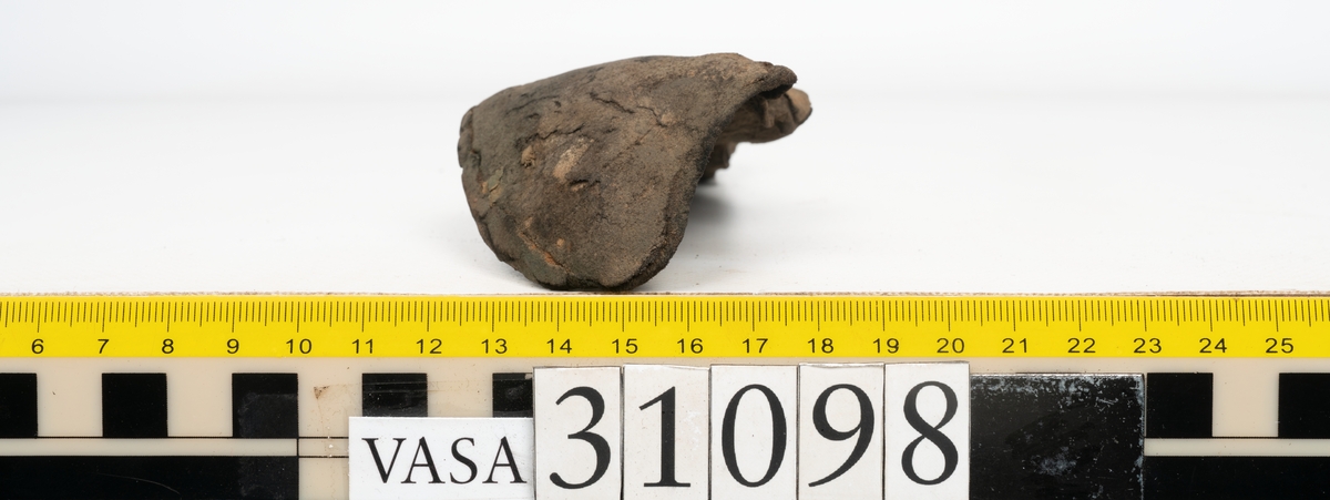 Dokumentation 1997:
Tre delar av sko: en del av en skobotten, en klacklapp och ett ovanläder samt två fragment som lossnat från dessa.
Del av skobotten i form av en yttersula med kvarsittande klack. Klacken är uppbyggd av 5-6 klacklappar. Sulans undersida är ritsad. Sulan är spaltad och tåpartiet är fragmentarisk. Sulan och klacken har kvarsittande träpligg.
En klacklapp med kvarsittande träpligg. Runt ytterkanterna och i klacklappens mitt finns hål efter träpligg.
Ett ovanläder samt en lös bit av plösen. På den lösa biten finns två snörhål. Längs med ovanlädrets ytterkanter löper stygnshål. Köttsidan har börjat att släppa från narvsidan.

Dokumentation 2022:
Del av ovanläder. Framstycke till en öppen svensksko som består av fragment. Tillverkad i läder. Inga dekorationer. Tillhörde en sko som bars på vänster fot. Ovanligt spetsig tå-del. Plösen är skadad och saknas. Det finns delaminering och veckning och inga tecken på lagningar. Det finns en tillhörande klack.
För mer information, se Länkade filer: Uppritning

Text in english:
This is the vamp of an open latchet shoe, made of leather, of stitch-down construction, worn on the left foot, with no decorative features, and an unusually pointed toe. The vamp consists of fragments, with the tongue broken off, and has suffered delamination and creasing. There are no signs of repairs. There is a heel associated with the vamp.
For more information, go to Länkade filer: Uppritning