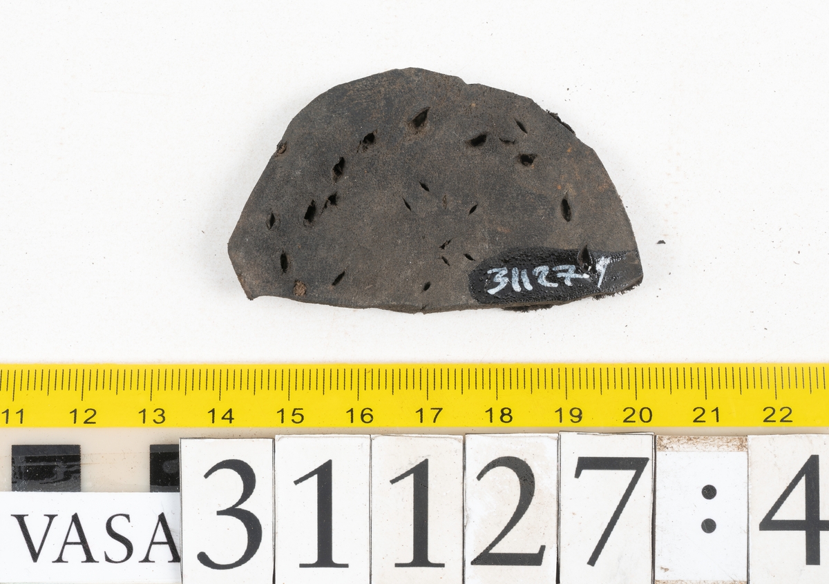 Delar och fragment från sko: tre sulor, en holtrand, en klacklapp, en klacklapp eller ett inlägg samt ett 40-tal delar och mindre fragment från skoöverdel och skobotten.

Sula fyndnummer 31127 har kvarsittande tråd. På sulans ovansida finns intryck av bindtråden.  Sula fyndnummer 31127:1 har kvarsittande träpligg och tråd. I tåpartiet finns en laglapp. Sulans hälparti är avskuret, eventuellt avbrutet.  Sula fyndnummer 31127:2 har ett fragmentariskt hälparti. På sulans ovansida finns intryck av bindtråd. Holtrand fyndnummer 31127:3 har kvarsittande tråd. På klacklapp fyndnummer 31127:4 finns hål efter träpligg. På klacklapp, eventuellt inlägg, fyndnummer 31127:5 finns kvarsittande tråd.
