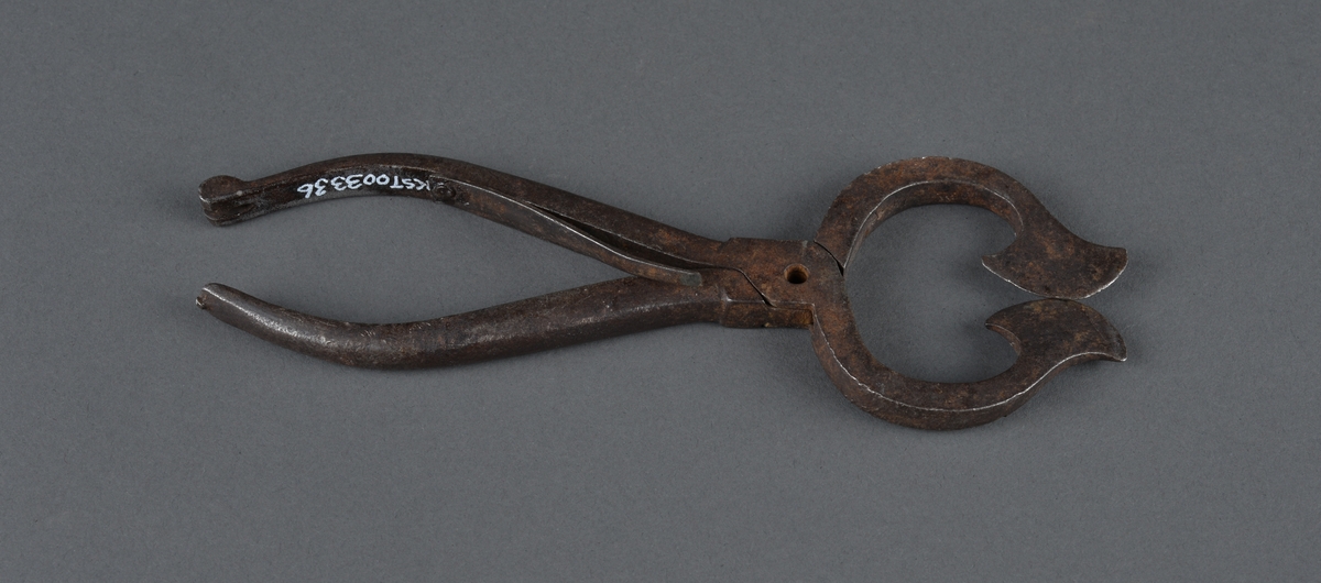 Sukkersaks for å klippe sukker i passende biter 
Hjerteformet blad. Rett skaft
Sukker ble solgt i topper opp til ca. 1920, og saksen ble brukt til å dele det opp.