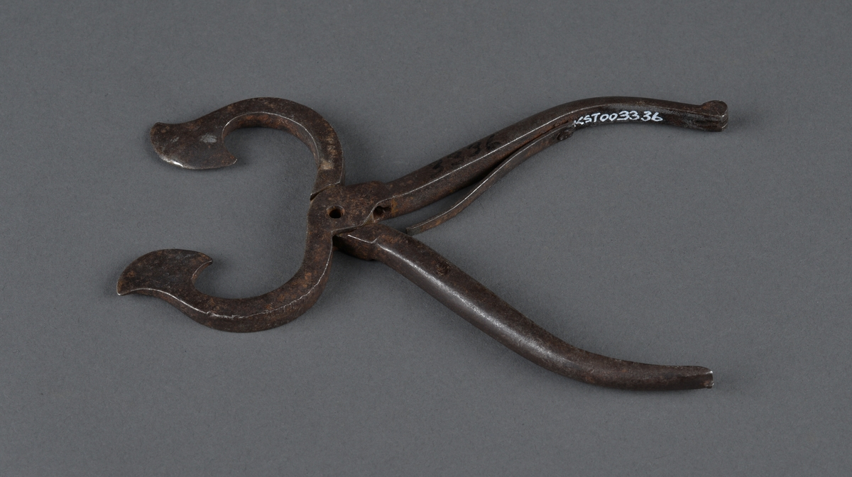 Sukkersaks for å klippe sukker i passende biter 
Hjerteformet blad. Rett skaft
Sukker ble solgt i topper opp til ca. 1920, og saksen ble brukt til å dele det opp.