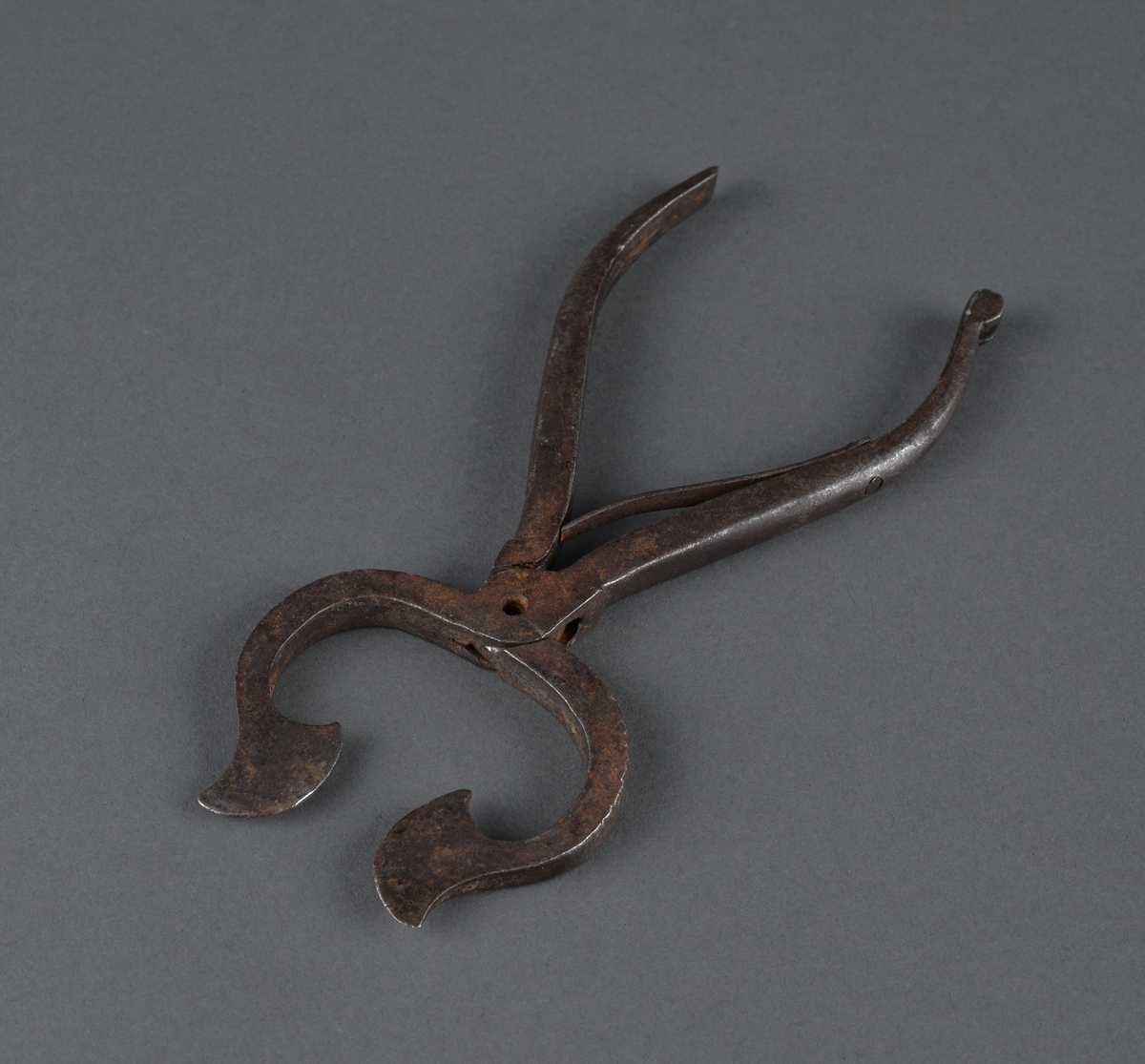 Sukkersaks for å klippe sukker i passende biter 
Hjerteformet blad. Rett skaft
Sukker ble solgt i topper opp til ca. 1920, og saksen ble brukt til å dele det opp.