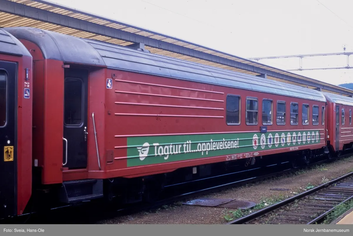 Kafeteriavogn litra BR nr. 21264 (tidligere 21202) i hurtigtog fra Bodø, tog 476, på Trondheim stasjon