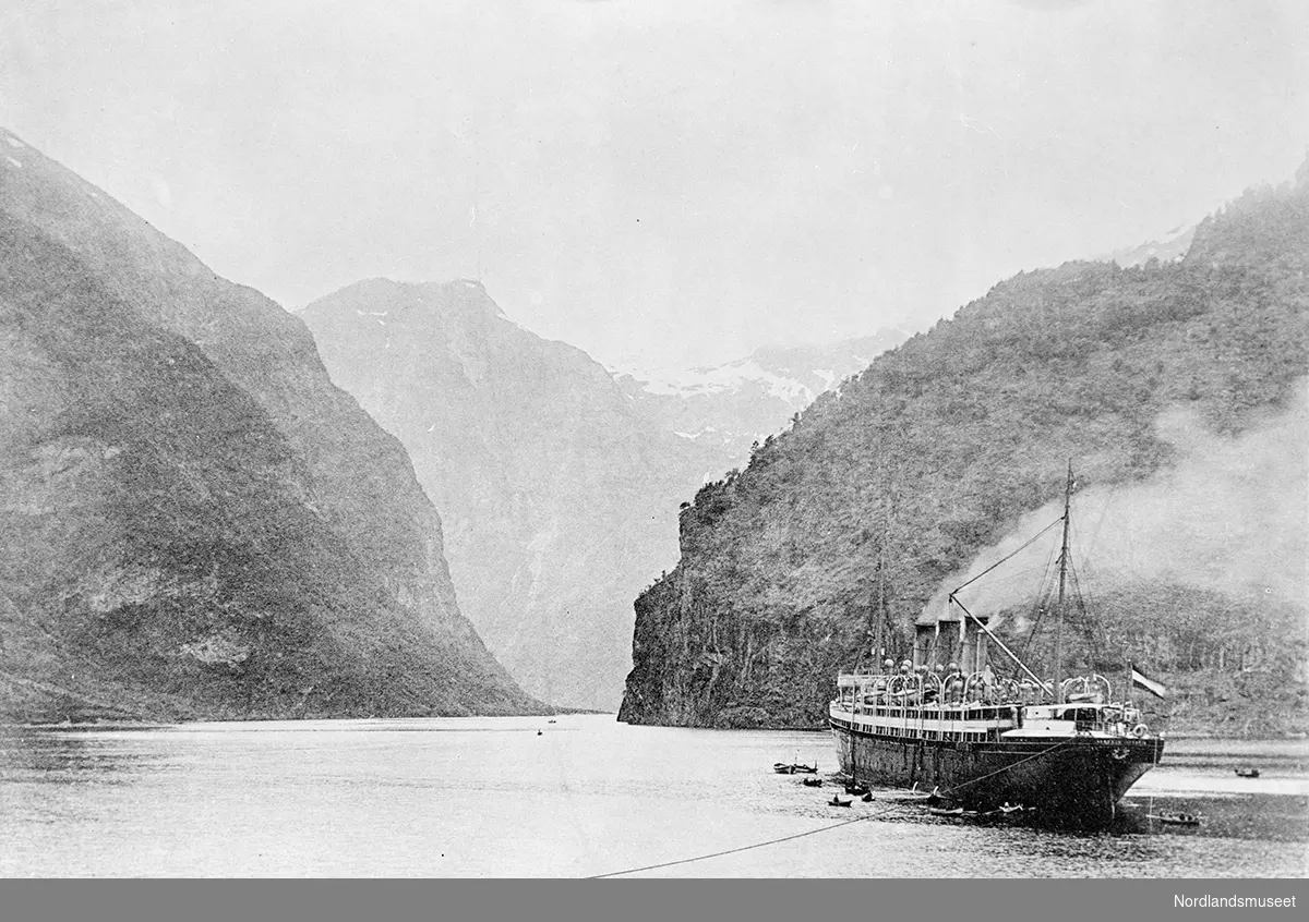 Nærøyfjorden i Aurland kommune. Et dampskip i forgrunnen til høyre.