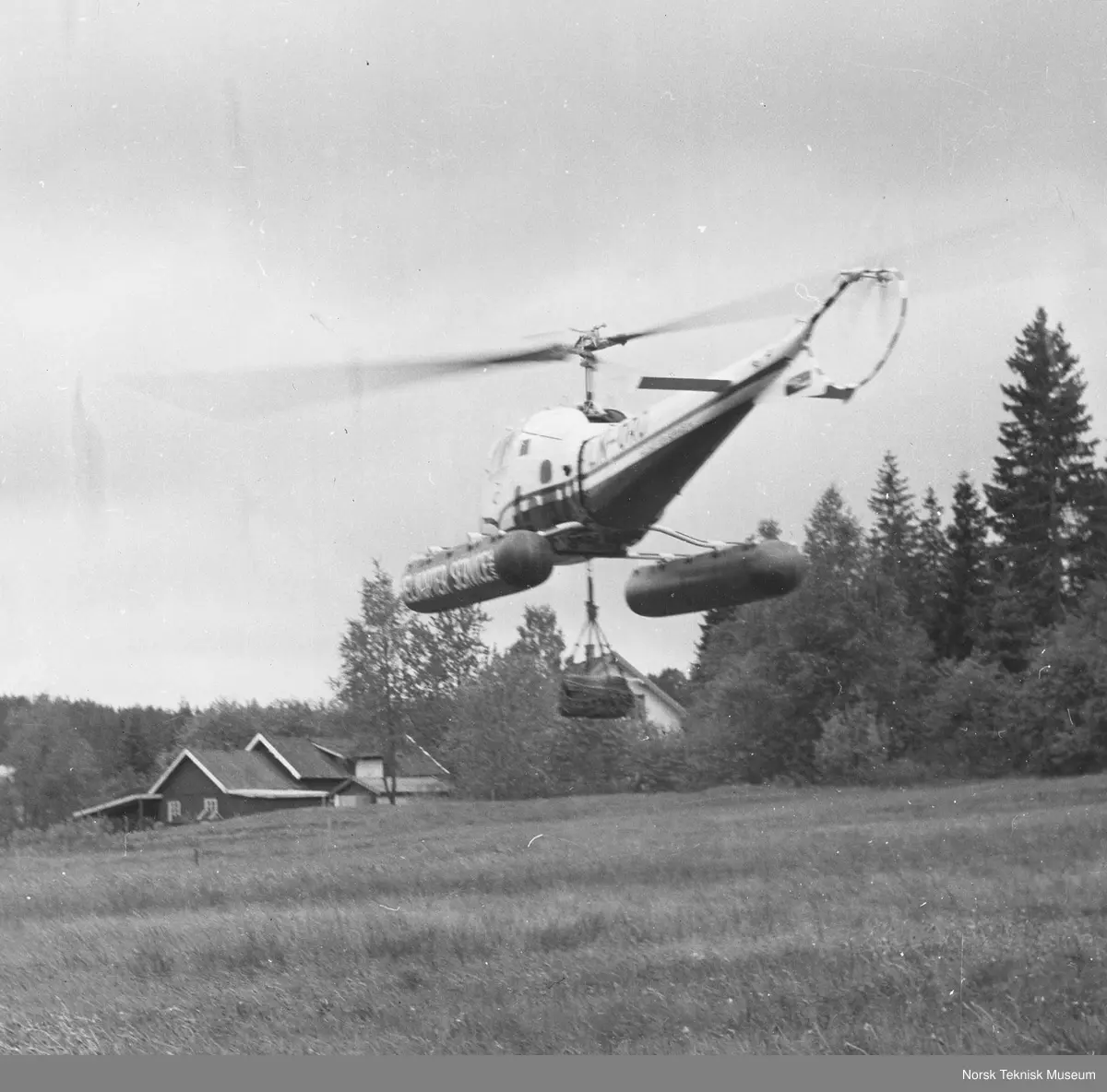 Helikoptertransport muligens i Svelgen i 1960-årene. Bell helikopter fra Helikopter Service A/S