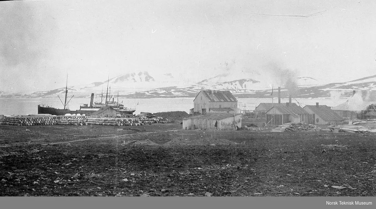 D/S Folsjø ved kai ved hvalstasjonen i Green Harbour, Grønfjorden Spitsbergen : telegrafidirektør Thomas Thomassen Heftyes (1860-1921) reise til Svalbard og Ingø i 1911