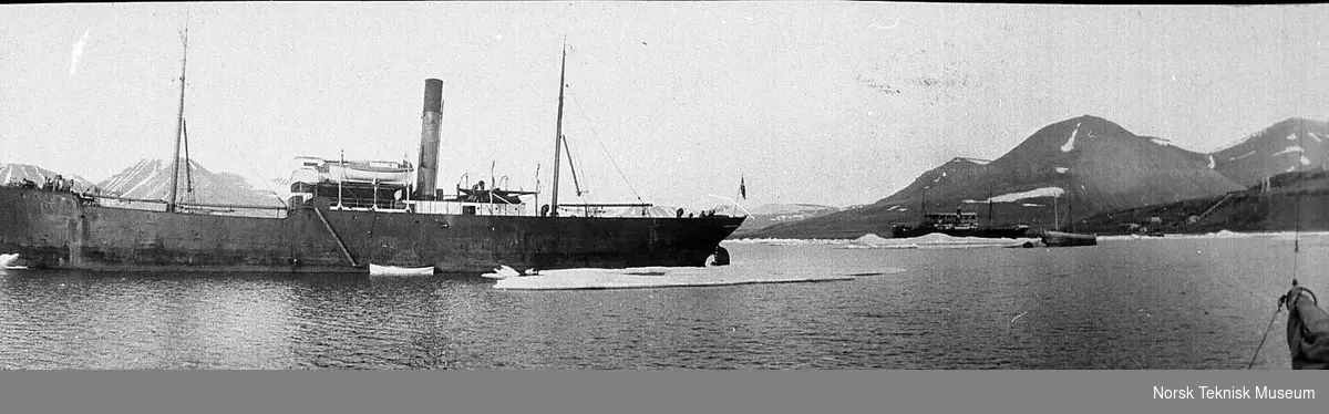 D/S Folsjø på reden i Advent Bay, Spitsbergen : telegrafidirektør Thomas Thomassen Heftyes (1860-1921) reise til Svalbard og Ingø i 1911