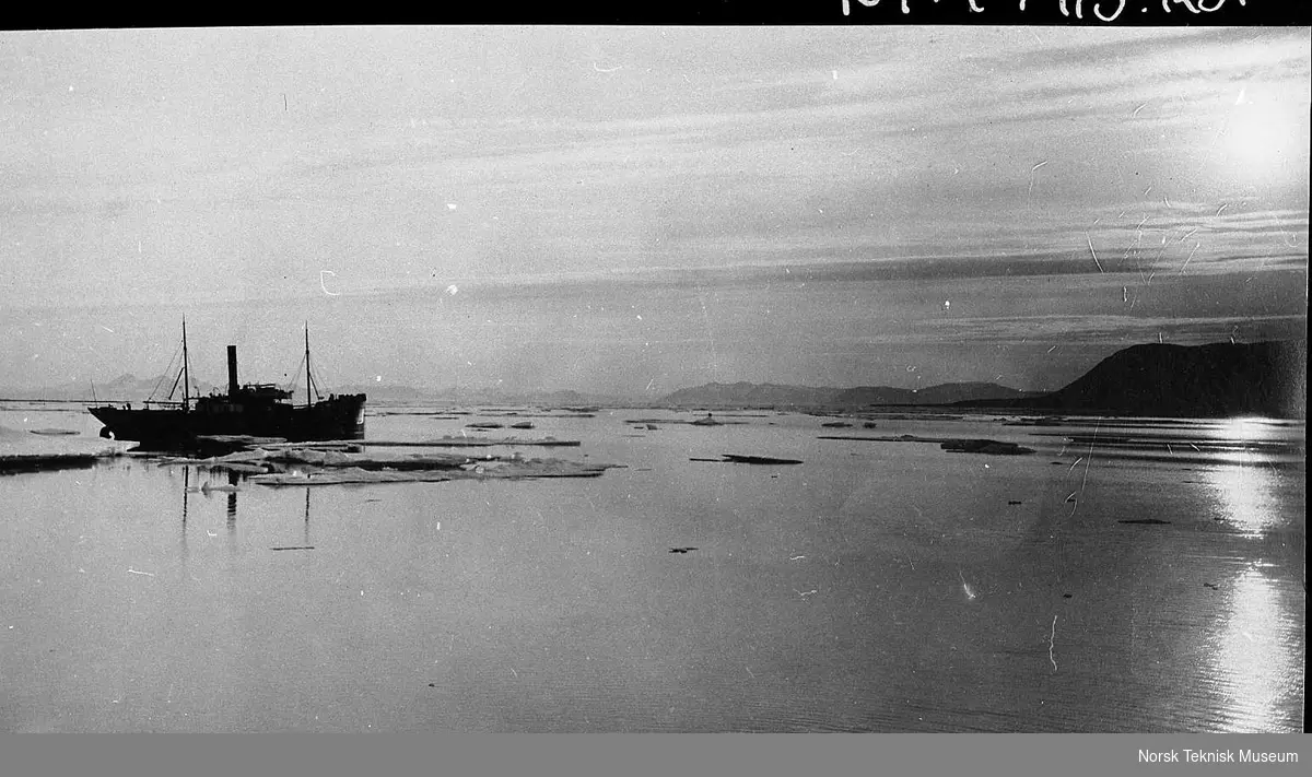 Spitsbergen: telegrafidirektør Thomas Thomassen Heftyes (1860-1921) reise til Svalbard og Ingø i 1911