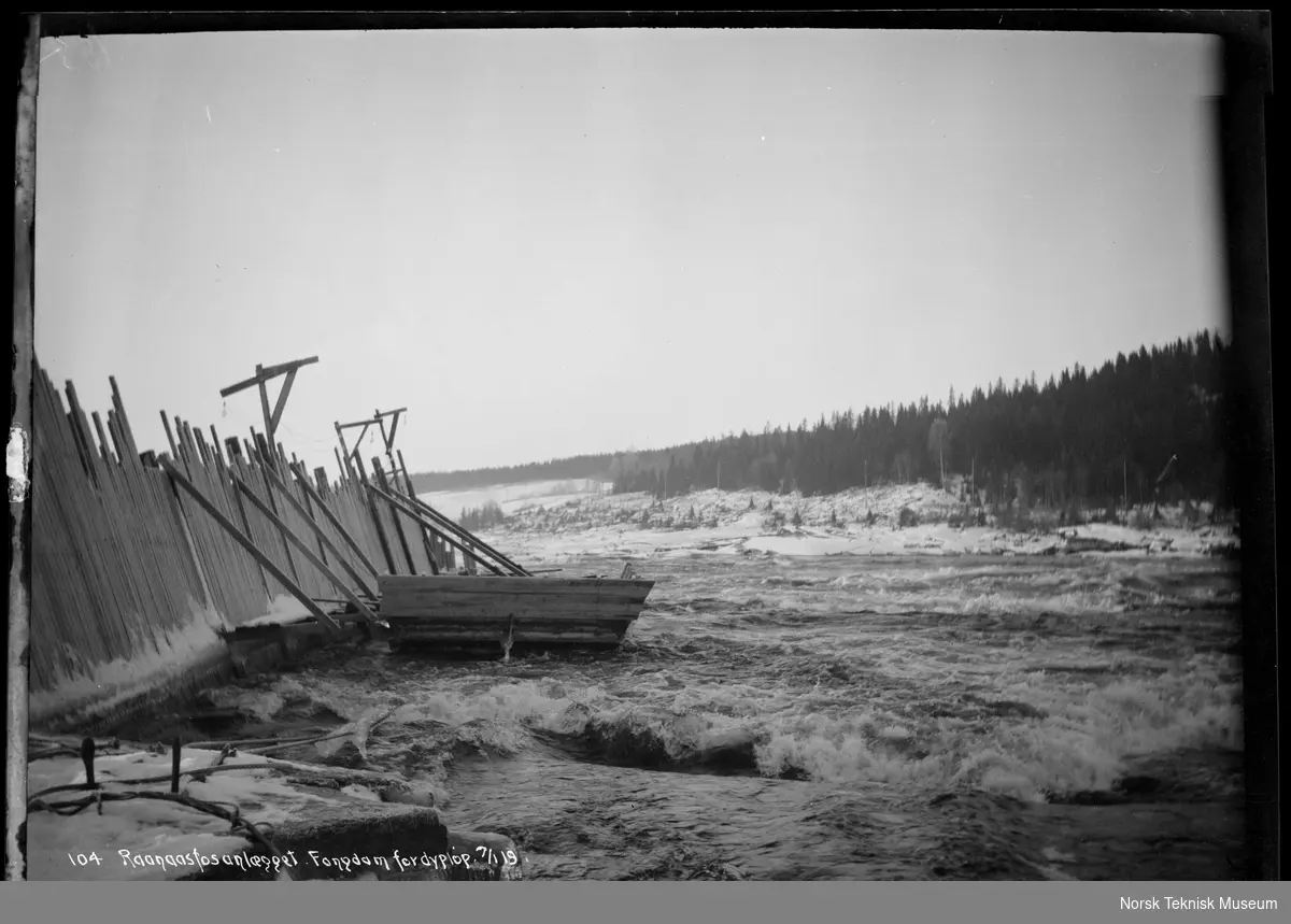 Fangdam til dypløpet til Rånåsfoss kraftverk fotografert i forbindelse med utbyggingen av Raanaasfossen 1918-1930