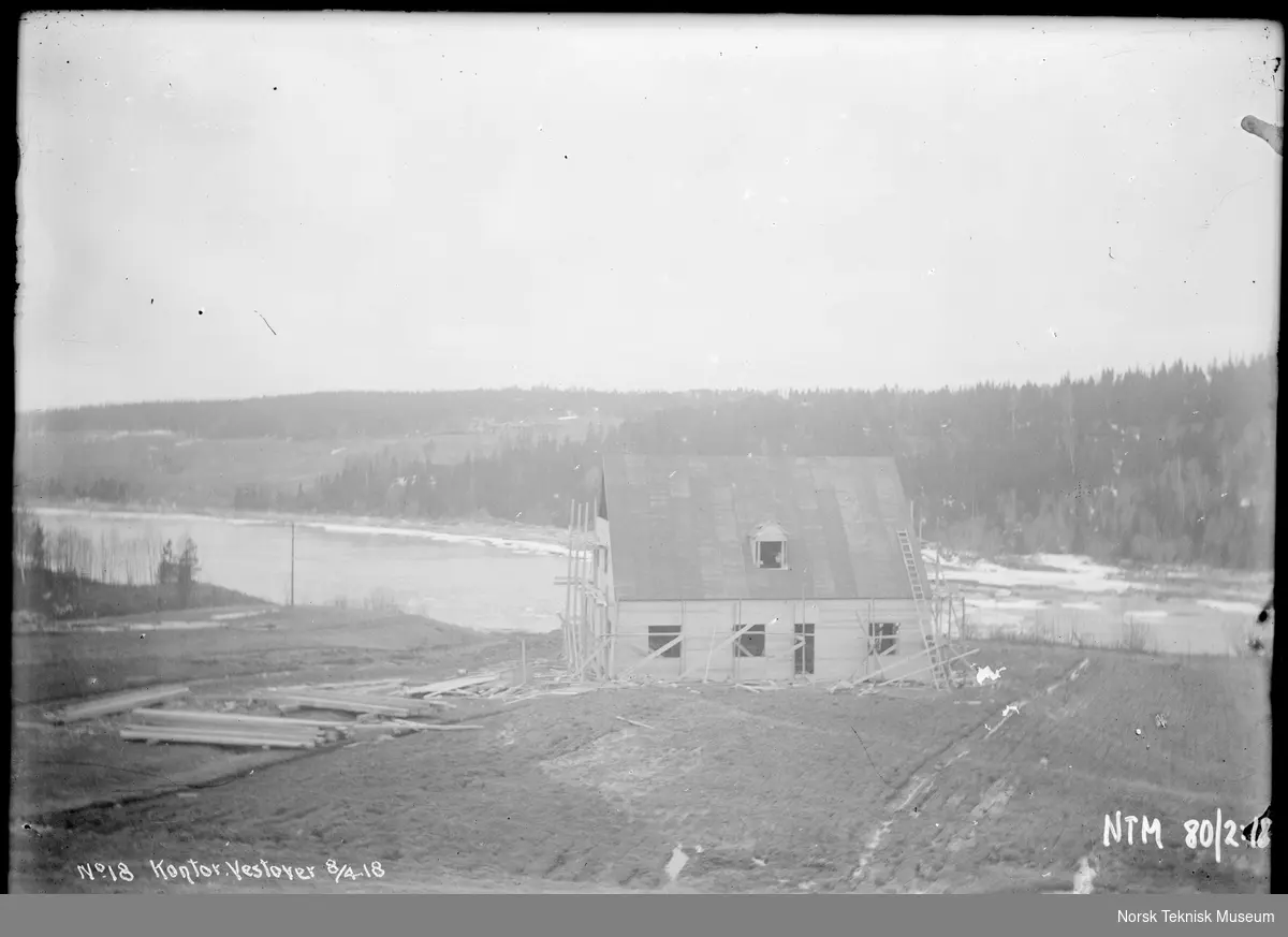 Byggingen av kontoret sett vestover fotografert i forbindelse med utbyggingen av Raanaasfossen 1918-1930