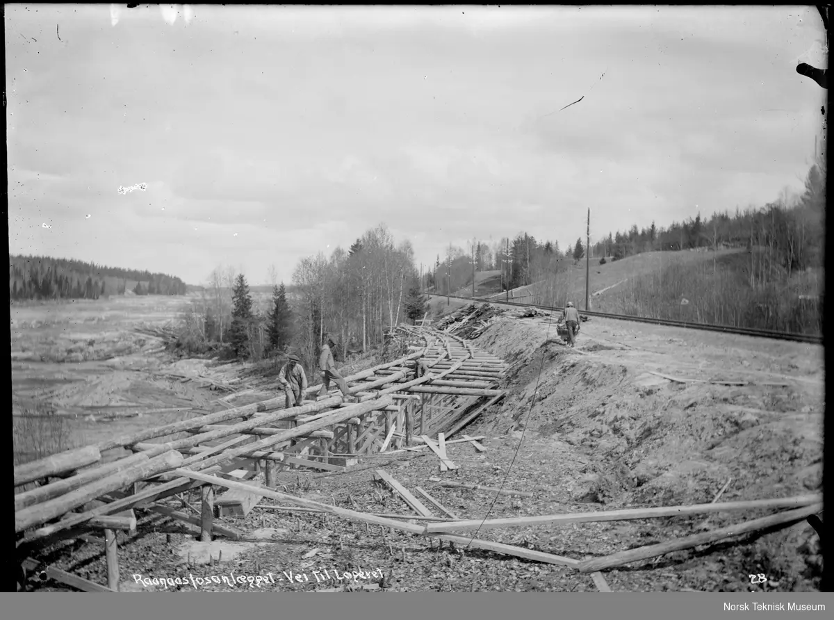 Bygging av vei til lageret langs jernbanesport fotografert i forbindelse med utbyggingen av Raanaasfossen 1918-1930