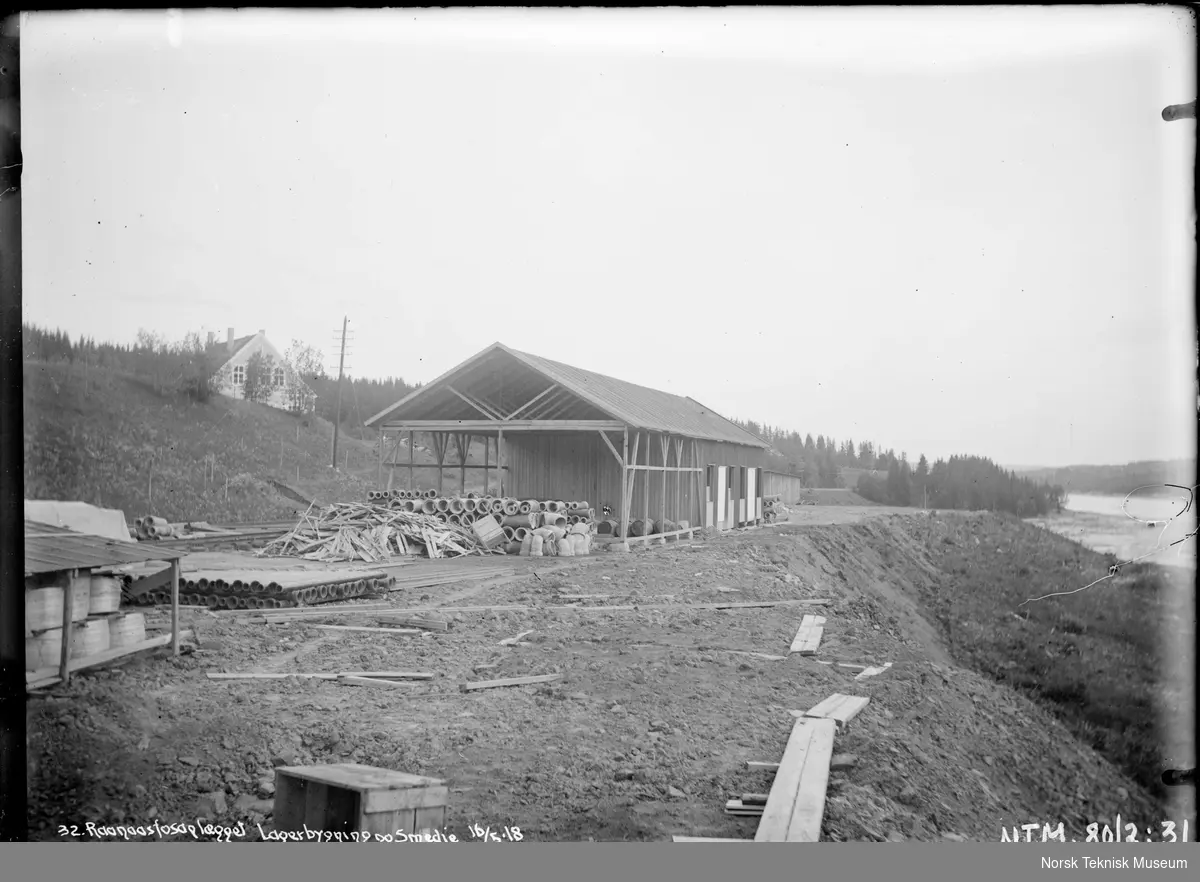 Lagerbygning og smie fotografert i forbindelse med utbyggingen av Raanaasfossen 1918-1930