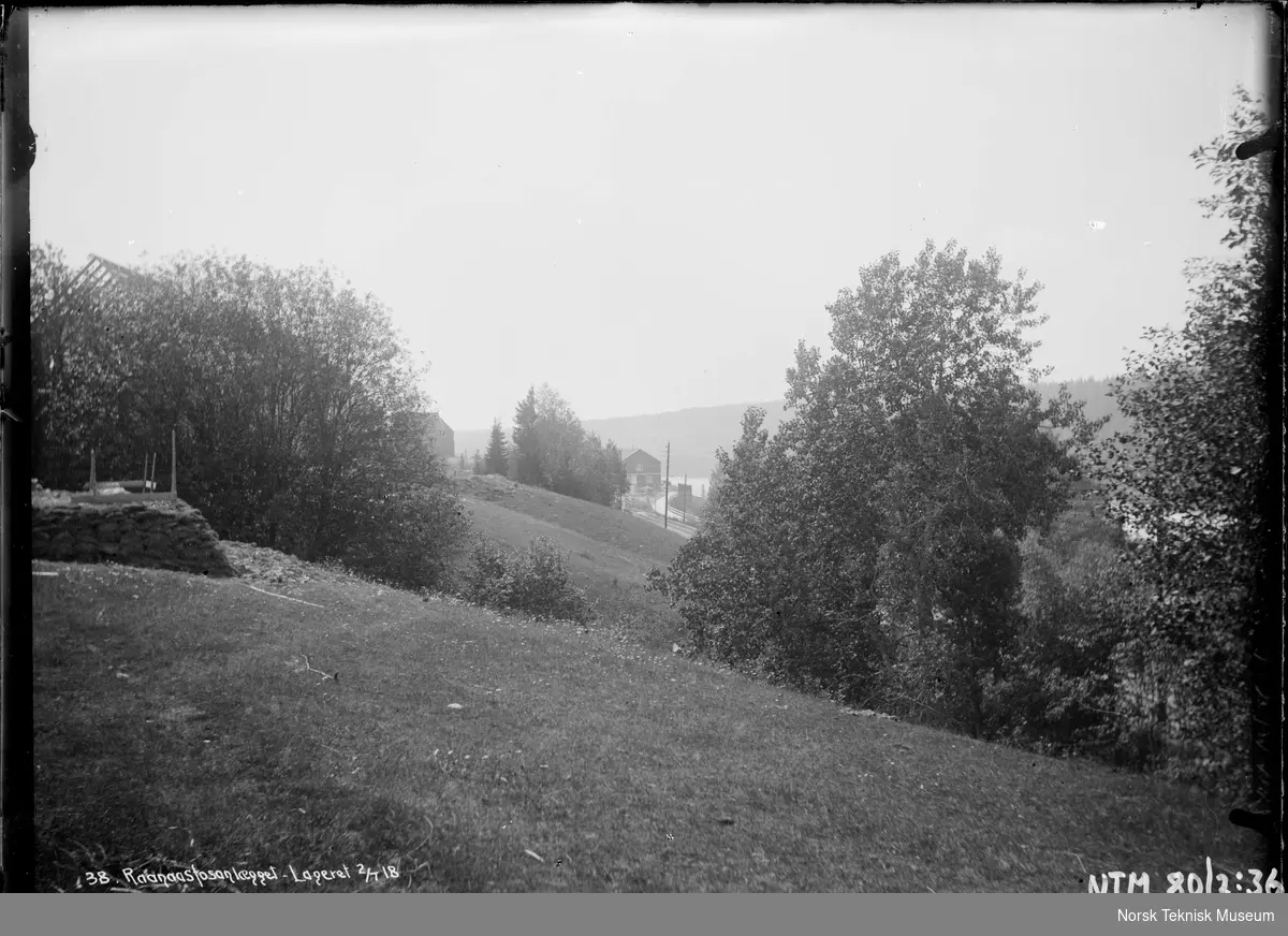 Lagerbygningen fotografert i forbindelse med utbyggingen av Raanaasfossen 1918-1930