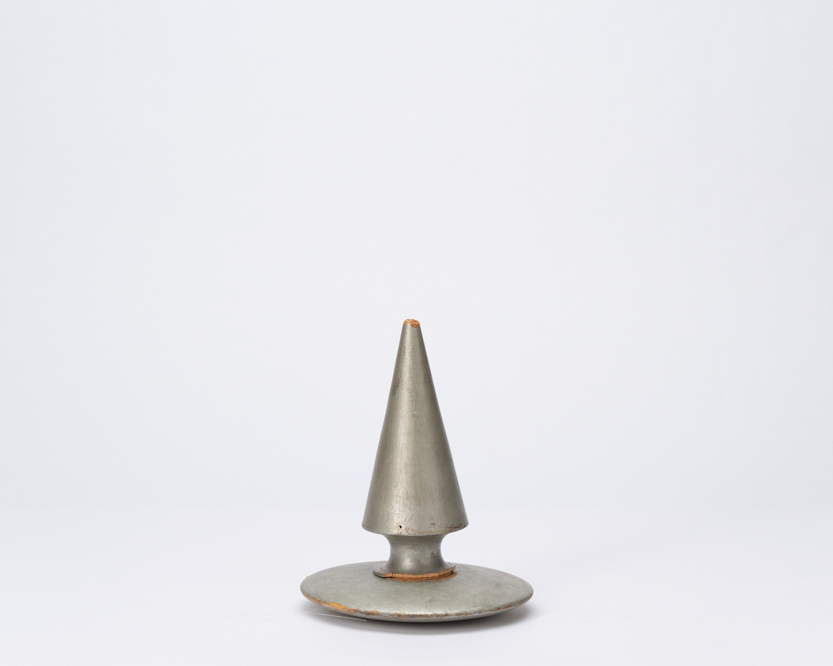 bak: NNN omkranset av laurbær