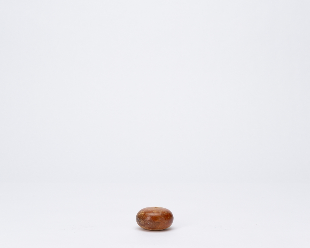 Forside: skjold m/bysilhuett og trær.  Bakside: Gutt og jente som planter et tre, sol og blomster. 
Når det gjelder motivet på baksiden kan kunstnerens sønn fortelle at det bygger på Edvard Munchs maleri                "Historien". Der sitter en liten gutt og en eldre mann under kunnskapens tre.  Siden det motivet var opptatt, hentet faren to barn i gata som satt modell. De planter kunnskapens tre - opp mot lyset.