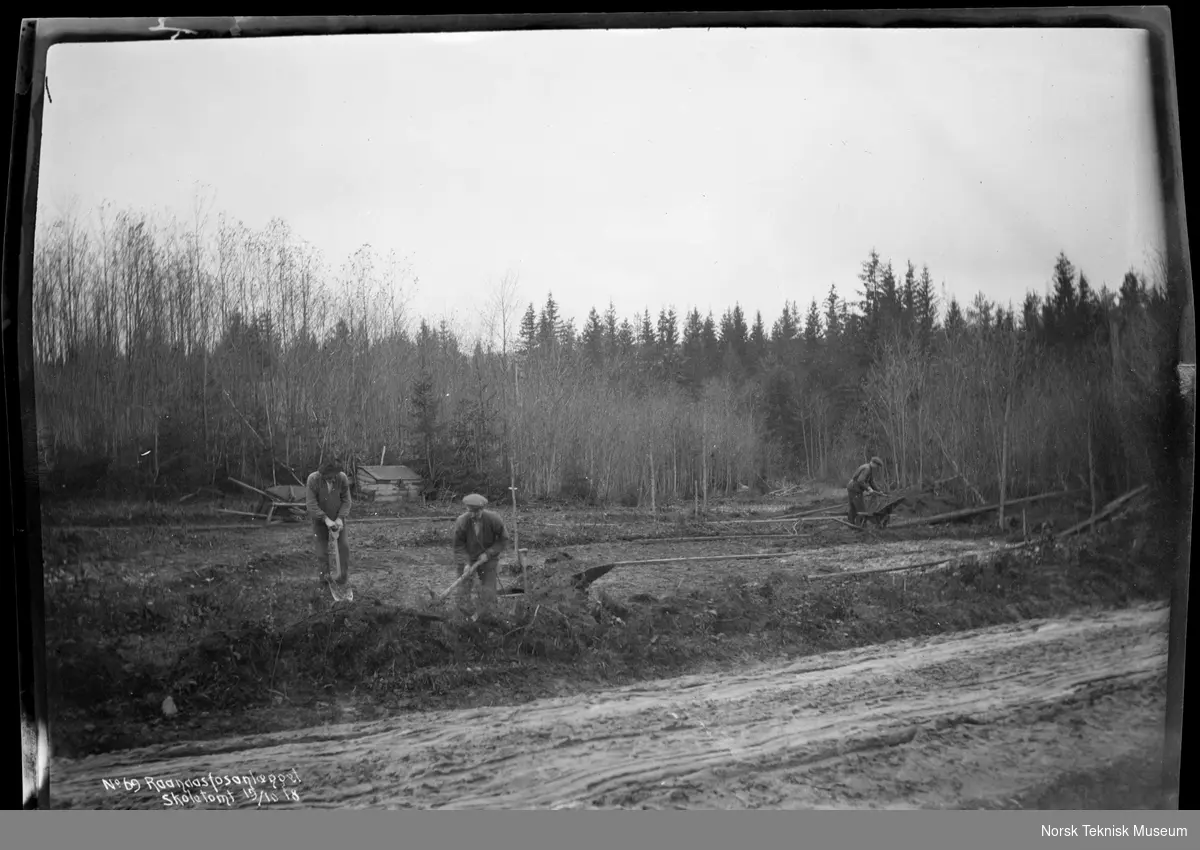 Rydding av skoletomten tilhørende Rånåsfoss kraftverk fotografert i forbindelse med utbyggingen av Raanaasfossen 1918-1930