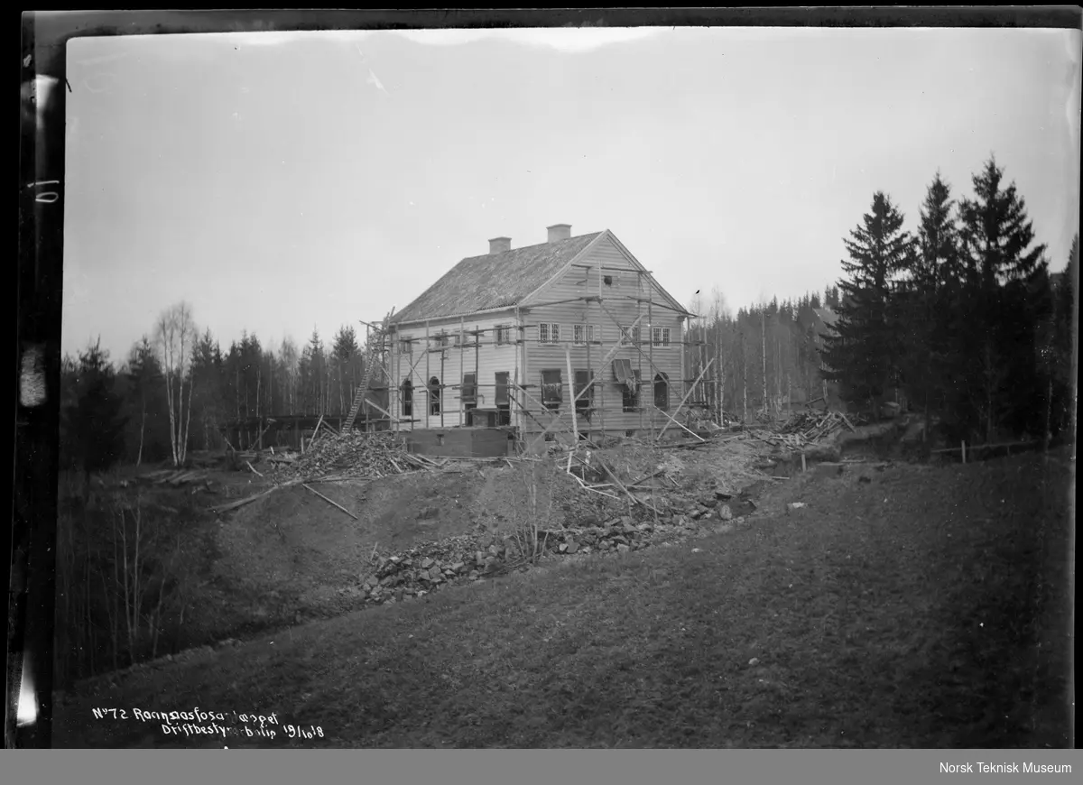 Bygging av driftsbestyrerboligen til Rånåsfoss kraftverk fotografert i forbindelse med utbyggingen av Raanaasfossen 1918-1930