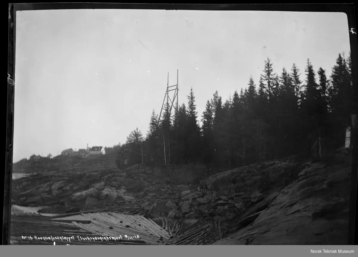 Elvekryssingsmast til Rånåsfoss kraftverk fotografert i forbindelse med utbyggingen av Raanaasfossen 1918-1930