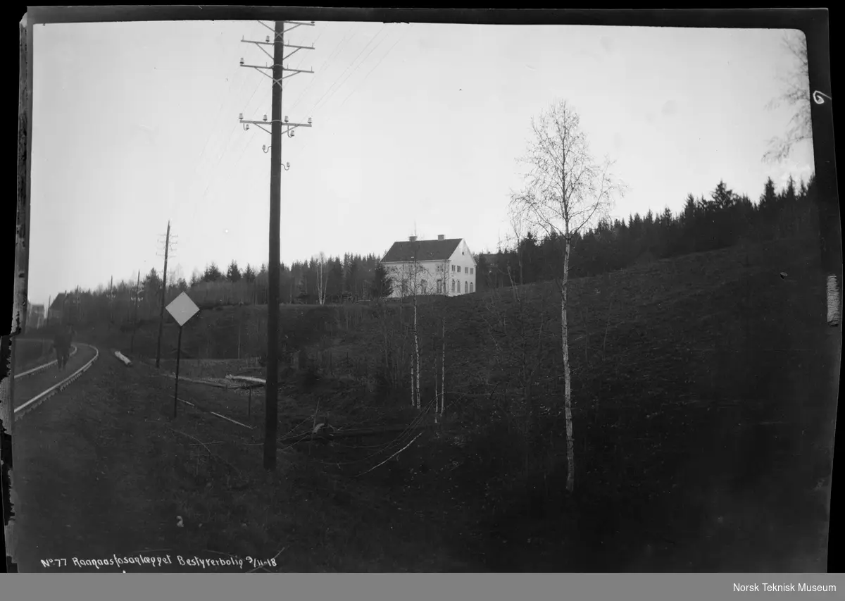 Bestyrerboligen til Rånåsfoss kraftverk fotografert i forbindelse med utbyggingen av Raanaasfossen 1918-1930