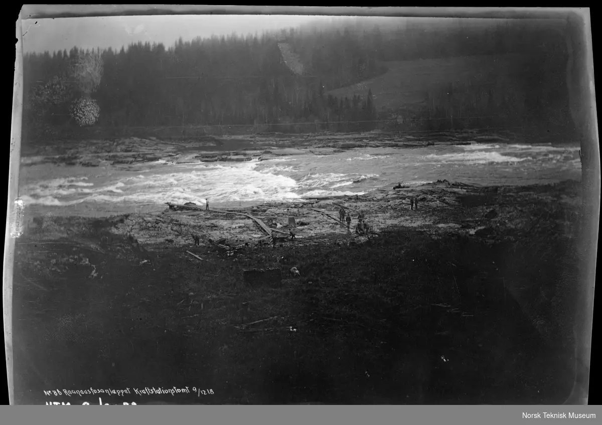 Kraftstasjonstomten til Rånåsfoss kraftverk fotografert i forbindelse med utbyggingen av Raanaasfossen 1918-1930