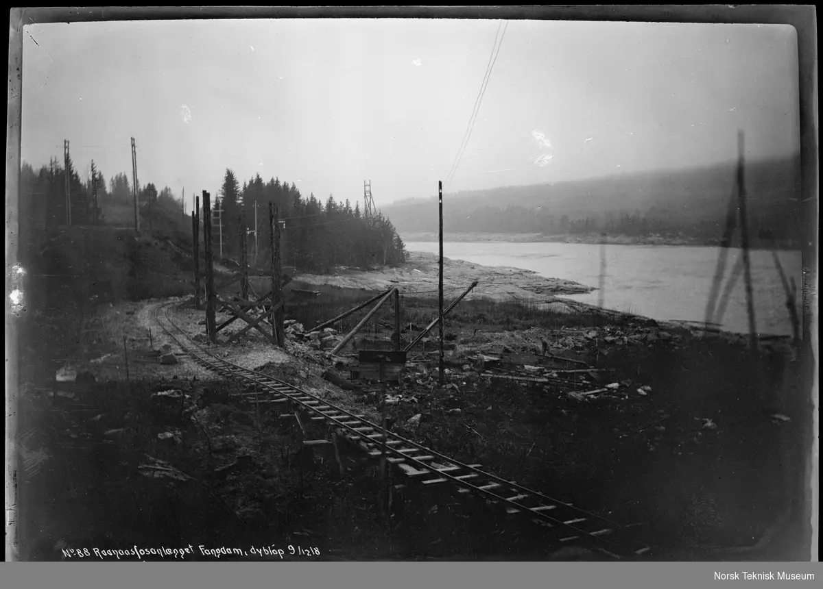 Fangdam for dypløp til Rånåsfoss kraftverk fotografert i forbindelse med utbyggingen av Raanaasfossen 1918-1930