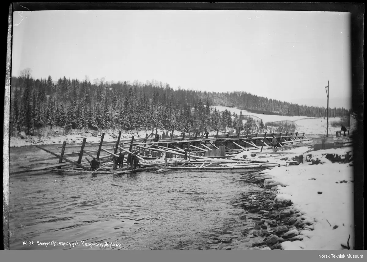 Fangdam, dypløpet til Rånåsfoss kraftverk fotografert i forbindelse med utbyggingen av Raanaasfossen 1918-1930