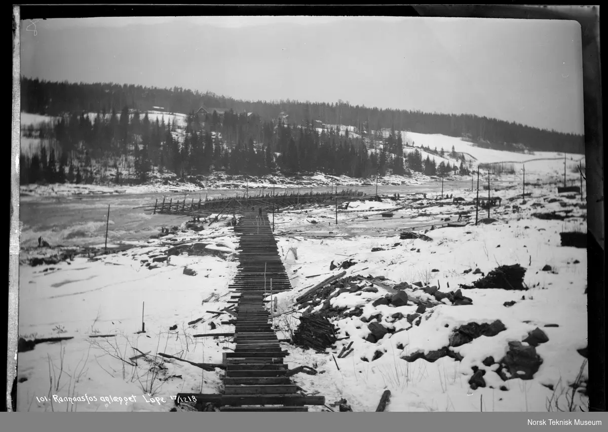 Løpet til vanninntaket til Rånåsfoss kraftverk fotografert i forbindelse med utbyggingen av Raanaasfossen 1918-1930