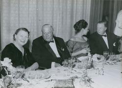 Gjester under middag på Continental i forbindelse med stabel