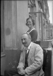 Ægidius Elling og hushjelpen fotografert på balkongen