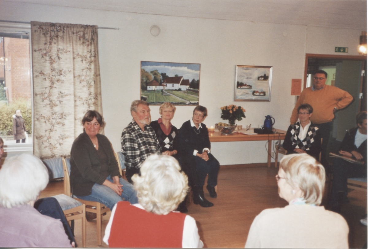 Berättarcafé om Kållereds Gymnastikförening 1958 - 2008 i Församlingshemmet 2007. Från vänster: 1. Greta Nilsson (delvis skymd). 2. Kicki Magnusson Molander. 3. Berny Gustafsson, Bölet. 4. Margit Hellström, Bölet. 5. Karin Gustafsson, Bölet. 6. Anita Alriksson, ordf. 7. Staffan Bjerrhede (stående). I bakgrunden skymtas en tavla av Kållereds gamla kyrka.