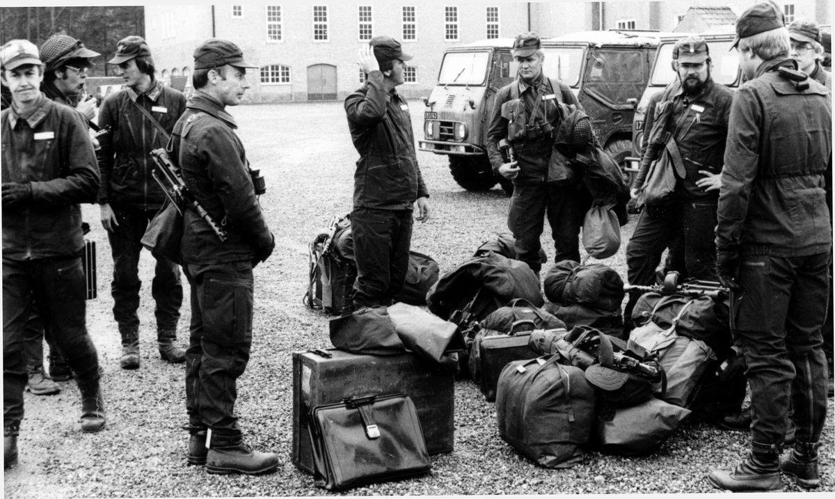 Endagars mobiliseringsövning i trakten av Strängnäs. Slutövning i Enköpingstrakten våren 1977.
OBS! flera bilder.


Bild 1.
Mj Björn von Porath laddar inför övningen.

Bild 2.
MB Ö generalmajor Gunnar Eklund, överste 1.  Jean-Carlos Danckwardt, överste 1. Nils Stenqvist

Bild 3.
Kapten Björn Marten, kapten Kjell Asplund, kapten Rune Larsson (Lanzen), överstelöjtnant Jörn Beckman, löjtnant Jan Stenholm, löjtnant Krister Eriksson, fanjunkare Gunnar Swahn.

Bild 4.
Sergeant Håkan Arnstein, kapten Kjell Asplund, kapten Rune Larsson (Lanzen).

Bild 5.
Fanjunkare Ronny Lundin, major Ryno Schang.

Bild 6.
Sergeant Håkan Arnstein, kapten Björn Marten.