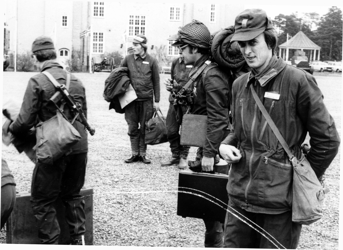 Endagars mobiliseringsövning i trakten av Strängnäs. Slutövning i Enköpingstrakten våren 1977.
OBS! flera bilder.


Bild 1.
Mj Björn von Porath laddar inför övningen.

Bild 2.
MB Ö generalmajor Gunnar Eklund, överste 1.  Jean-Carlos Danckwardt, överste 1. Nils Stenqvist

Bild 3.
Kapten Björn Marten, kapten Kjell Asplund, kapten Rune Larsson (Lanzen), överstelöjtnant Jörn Beckman, löjtnant Jan Stenholm, löjtnant Krister Eriksson, fanjunkare Gunnar Swahn.

Bild 4.
Sergeant Håkan Arnstein, kapten Kjell Asplund, kapten Rune Larsson (Lanzen).

Bild 5.
Fanjunkare Ronny Lundin, major Ryno Schang.

Bild 6.
Sergeant Håkan Arnstein, kapten Björn Marten.