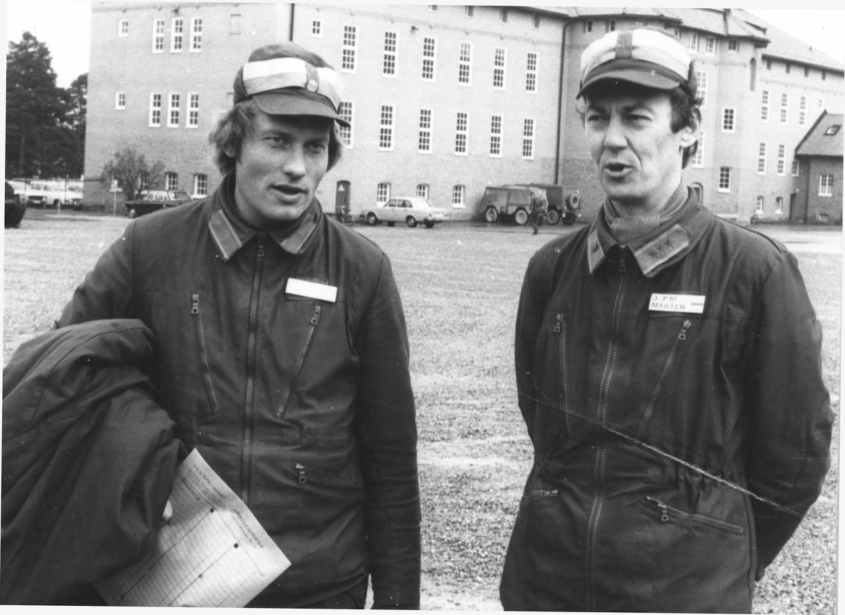 Endagars mobiliseringsövning i trakten av Strängnäs. Slutövning i Enköpingstrakten våren 1977.
OBS! flera bilder.


Bild 1.
Mj Björn von Porath laddar inför övningen.

Bild 2.
MB Ö generalmajor Gunnar Eklund, överste 1.  Jean-Carlos Danckwardt, överste 1. Nils Stenqvist

Bild 3.
Kapten Björn Marten, kapten Kjell Asplund, kapten Rune Larsson (Lanzen), överstelöjtnant Jörn Beckman, löjtnant Jan Stenholm, löjtnant Krister Eriksson, fanjunkare Gunnar Swahn.

Bild 4.
Sergeant Håkan Arnstein, kapten Kjell Asplund, kapten Rune Larsson (Lanzen).

Bild 5.
Fanjunkare Ronny Lundin, major Ryno Schang.

Bild 6.
Sergeant Håkan Arnstein, kapten Björn Marten.