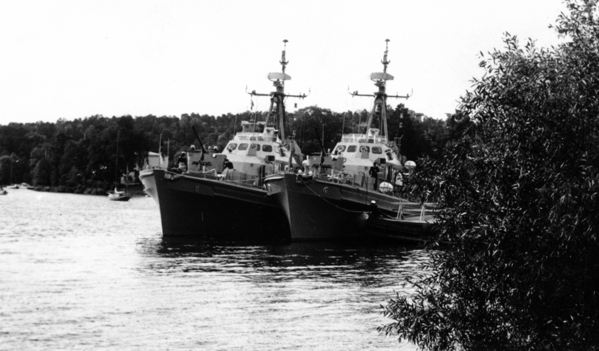 Minsveparna "DENER" och "JUPITER" avlägger inofficiellt besök i Strängnäs 1977-09-05--09-08.


OBS! flera bilder.

Bild 1.
Minsveparna lägger till.

Bild 2.
Framifrån.

Bild 3.
Fr v örlogskapten Dahl, överstelöjtnant Berner, korvettkapitän Schneidewind, överstelöjtnant Nils-Henrik Moberg 

Bild 4.
Överste Ragnar Tauvon, korvettkapitän Schneidewind, överstelöjtnant Jörn Beckman.

Bild 5.
Besättningen transporteras till Lagnö i Pbv 302 för att orienteras om stridsfordonsutbildningen.

Bild 6.
överstelöjtnant Jörn Beckman informerar och orienterar.