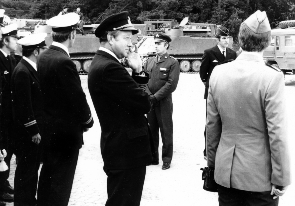 Minsveparna "DENER" och "JUPITER" avlägger inofficiellt besök i Strängnäs 1977-09-05--09-08.


OBS! flera bilder.

Bild 1.
Minsveparna lägger till.

Bild 2.
Framifrån.

Bild 3.
Fr v örlogskapten Dahl, överstelöjtnant Berner, korvettkapitän Schneidewind, överstelöjtnant Nils-Henrik Moberg 

Bild 4.
Överste Ragnar Tauvon, korvettkapitän Schneidewind, överstelöjtnant Jörn Beckman.

Bild 5.
Besättningen transporteras till Lagnö i Pbv 302 för att orienteras om stridsfordonsutbildningen.

Bild 6.
överstelöjtnant Jörn Beckman informerar och orienterar.