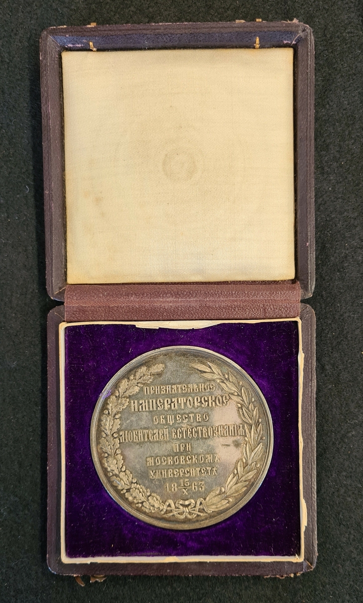 Rysk medalj från Moskva polytekniska utställningen i Ryssland 1872.

För tacksamhet åt kejserlig förening vän av naturvetenskapen vid Moskva universitet 15/10 1863.