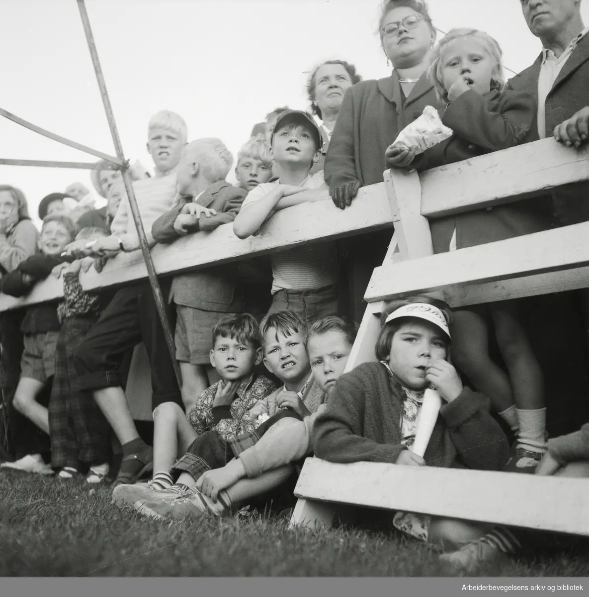 Oslo kommunes parkkvelder viser Moliéres "Scapins skøyerstreker" i Torshovdalen, 26. Juli 1954.