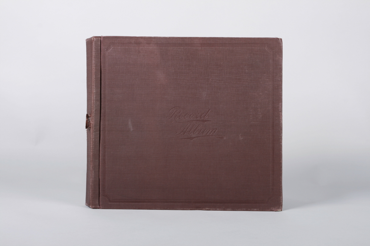 Samlealbum for opp til 12 grammofonplater, 12''-størrelse, med maskinskrevet indeks på mappens innside for seks tittler (se bilde). Amerikansk populærmusikk fra musikaler[?], bl.a. "Hits of 1915.Medley Fox Trot, de fleste med "Victor Light Opera Co.