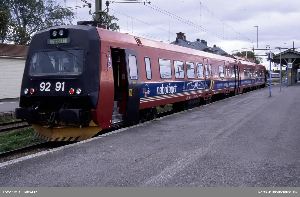 Dieselmotorvognsett type 92, med styrevogn BDFS 91 91 fremst, med Nabotåget på Östersund stasjon, Sverige