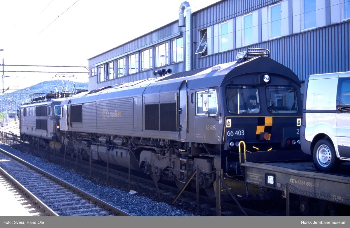 Elektrisk lokomotiv El 14 2177 og diesellokomotiv CD 66 403 med godstog til Alnabru, tog 5302, på Drammen stasjon