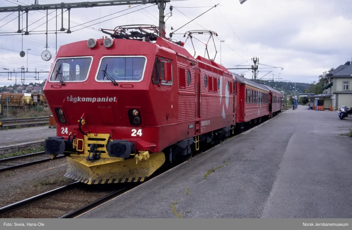 Svenska Tågkompaniets elektriske lokomotiv nr 24, tidligere NSBs El 16 2209, med persontog på Östersund stasjon, Sverige